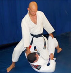 technique jiu jitsu genou poitrine knee mount on belly